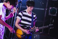 左から吉田靖直（Vo）、鳥居真道（G）。（撮影：二宮ユーキ）