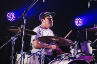 大垣翔（Dr）（撮影：二宮ユーキ）