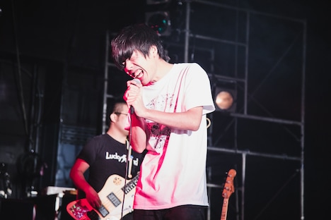 吉田靖直（Vo）（撮影：二宮ユーキ）