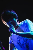 吉田靖直（Vo）（撮影：二宮ユーキ）