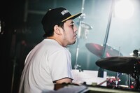 大垣翔（Dr）（撮影：二宮ユーキ）