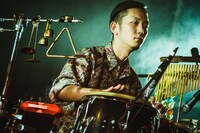 シマダボーイ（Per）（撮影：二宮ユーキ）