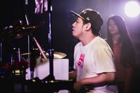 大垣翔（Dr）（撮影：二宮ユーキ）