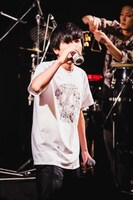 吉田靖直（Vo）（撮影：二宮ユーキ）