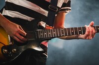 鳥居真道（G）の手元。（撮影：二宮ユーキ）