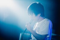 吉田靖直（Vo）（撮影：二宮ユーキ）