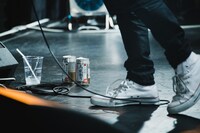 吉田の足元に置かれた酒。（撮影：二宮ユーキ）