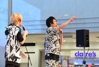 elsa（右 / Dr）にツッコむediee（左 / G）。