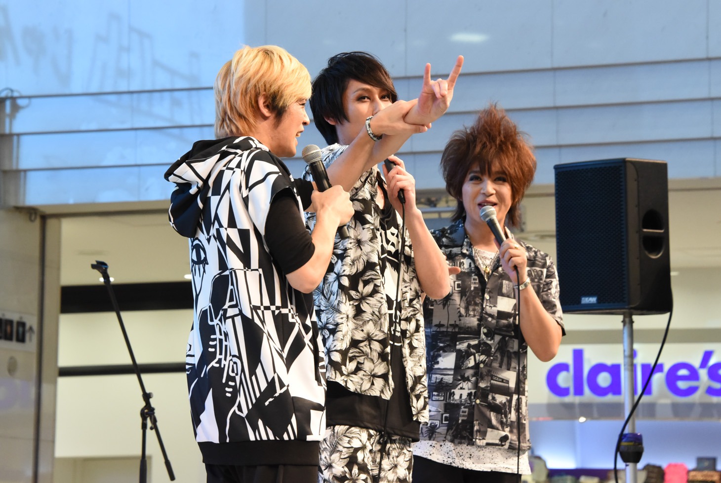 elsa（Dr）にツッコむediee（G）とhideki（Agitator）。