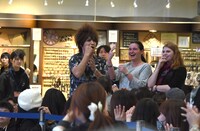 観客に混ざってじゃんけんに興じるediee（G）。