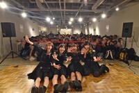 会場に集まったファンと記念撮影するフィロソフィーのダンス。