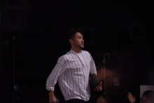 劇場を走るナオト・インティライミ。