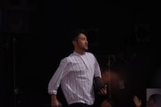 劇場を走るナオト・インティライミ。