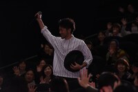 観客と盛り上がるナオト・インティライミ。