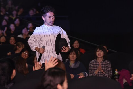 劇場を駆け抜けるナオト・インティライミ。