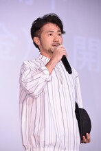 ハットを小脇に抱えたナオト・インティライミ。