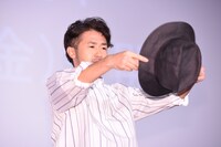 ハットを「くるりんぱ」するナオト・インティライミ。