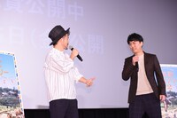 加藤肇監督に「行かへんのかい！」と突っ込むナオト・インティライミ（左）。