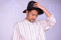 ハットを深くかぶるナオト・インティライミ。