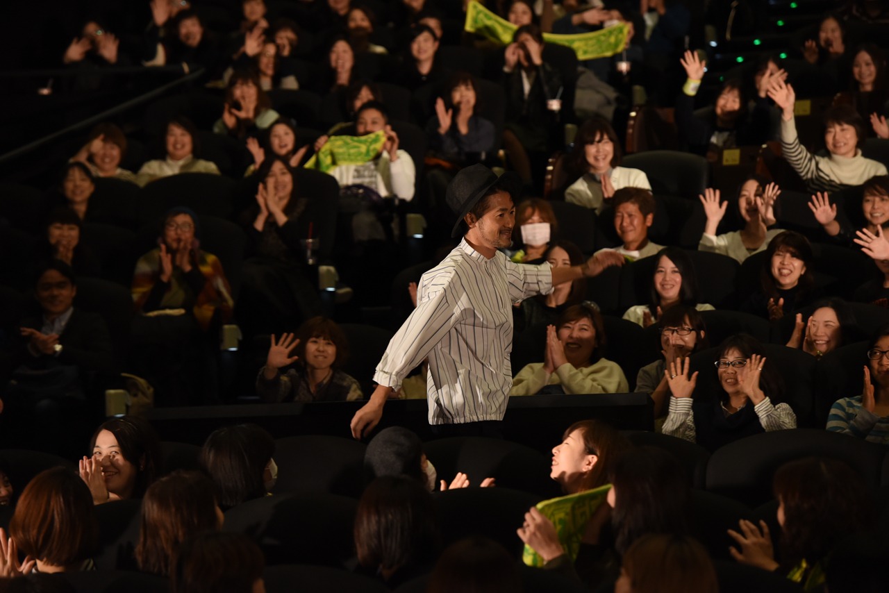 観客と触れ合うナオト・インティライミ。