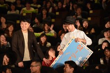 左から加藤肇監督、ボードを手にするナオト・インティライミ。