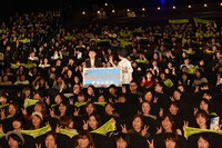 観客に「トゥー」と言いながら「2」のハンドサインを送るように呼びかけるナオト・インティライミ（中央右）。