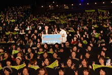 観客に「トゥー」と言いながら「2」のハンドサインを送るように呼びかけるナオト・インティライミ（中央右）。