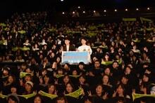 観客と加藤肇監督、ナオト・インティライミとの集合写真。