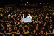 観客と加藤肇監督、ナオト・インティライミとの集合写真。