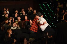 上池惟孝とハグするナオト・インティライミ（右）。