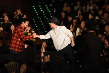 上池惟孝と握手を交わすナオト・インティライミ（右）。