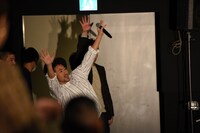 陽気に去っていくナオト・インティライミ。