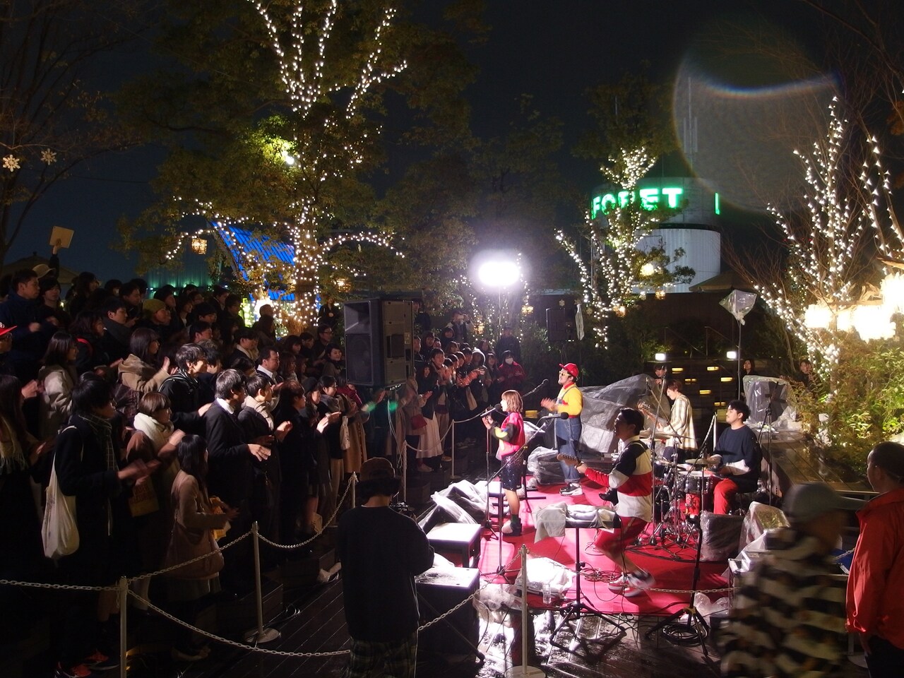 フレンズ、原宿フリーライブで「プチタウン」収録曲を披露「またここでやりたい」