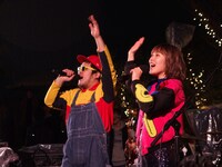 左からひろせひろせ（Key, MC）、おかもとえみ（Vo）。（写真提供：ピマラヤレコーズ）
