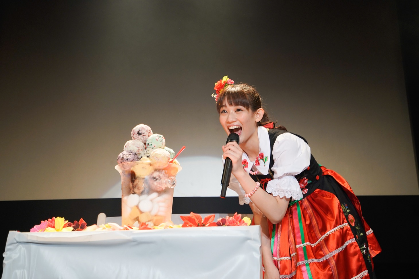 アイスクリームが盛り付けられたケーキを前に喜ぶ秋本帆華。