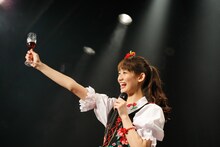 ファンタで乾杯をする秋本帆華。