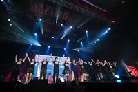 たこやきレインボーとなにわンダーたこ虹バンドの面々。（撮影：笹森健一）