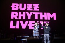 「バズリズムLIVE 2017」の様子。左からマギー、バカリズム。(c)日本テレビ