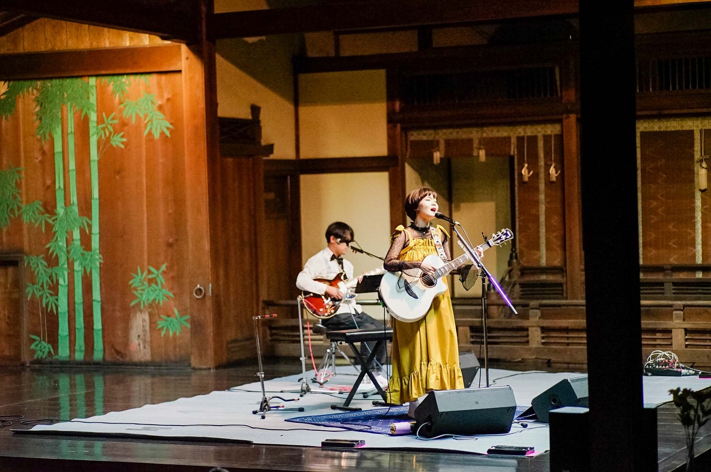 「お茶会ツアー2017」福岡・住吉神社能楽殿公演の様子。（撮影：田中一人）