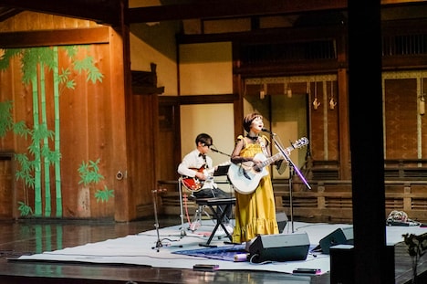 「お茶会ツアー2017」福岡・住吉神社能楽殿公演の様子。（撮影：田中一人）