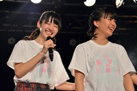 グループ最年少の松本香穂（右）に励まされたリーダーの岡田夢以（左）。