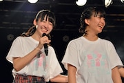 グループ最年少の松本香穂(右)に励まされたリーダーの岡田夢以(左)。
