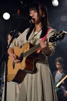 アコースティックギターを持つ塩川莉世。