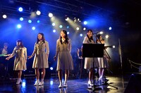 塩川莉世のアコースティックギターの演奏と共にパフォーマンスする転校少女歌撃団。