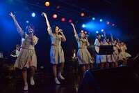 塩川莉世のアコースティックギターの演奏と共にパフォーマンスする転校少女歌撃団。