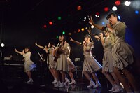 塩川莉世のアコースティックギターの演奏と共にパフォーマンスする転校少女歌撃団。