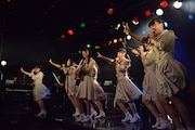 塩川莉世のアコースティックギターの演奏と共にパフォーマンスする転校少女歌撃団。