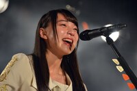 「課題曲2曲をギターで演奏する」という試練をクリアし、目に涙を浮かべる塩川莉世。
