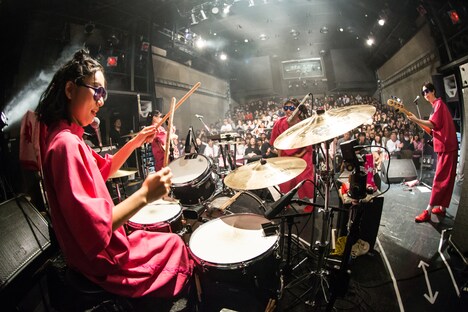 CHAI「1st Album『PINK』発売記念『やっぱり育ちたいトゥアー』」東京・WWW公演の様子。（撮影：中磯ヨシオ）