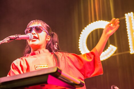 マナ（Vo, Key）（撮影：中磯ヨシオ）